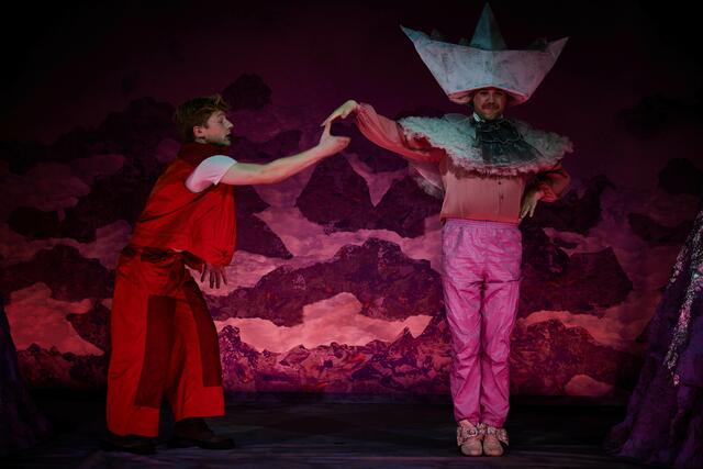 Das Tourtheater Volkstheater zieht mit dem Kinderstück "Der kleine Prinz" durch die Bezirke. Am Bild sind Fabian Reichenbach und Hardy Emilian Jürgens zu sehen. | Foto: MarcelUrlaub2
