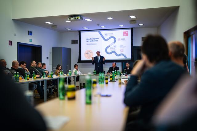 LH Anton Mattle informierte die Gemeindechefs in einer kurzfristig einberufenen Bürgermeisterkonferenz über die geplanten Maßnahmen. | Foto: Land Tirol/Fitsch