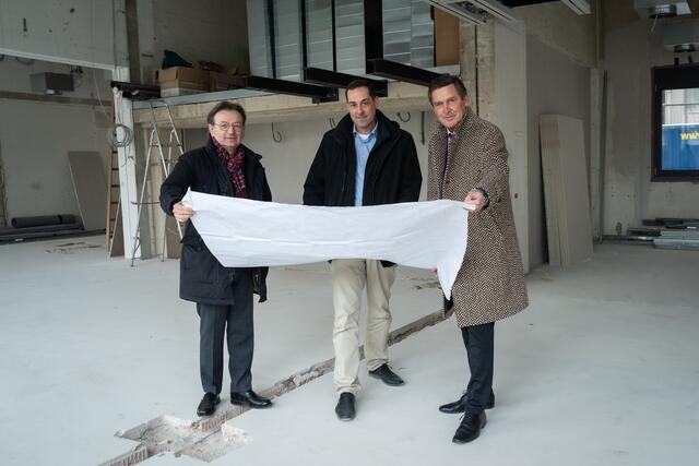 Wirtschaftsstadtrat Peter Hanke (SPÖ) (r.), Wirtschaftsagentur Wien-Geschäftsführer Gerhard Hirczi (l.) und Geschäftsführer von Leica Microsystems Österreich Michael Mullen  | Foto: David Bohmann