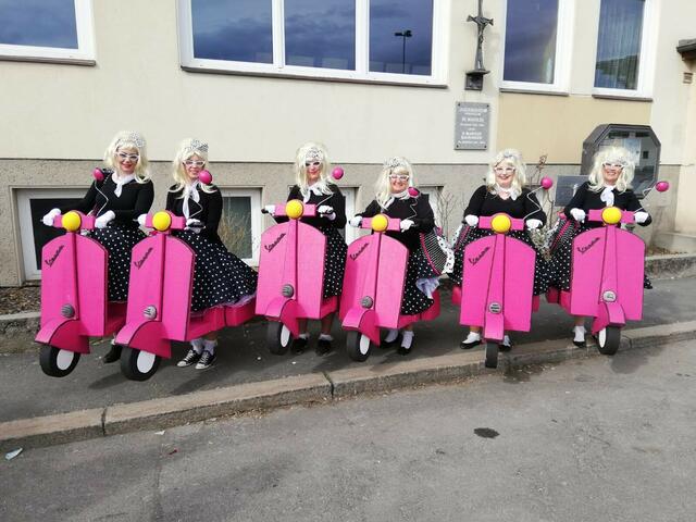 Bezaubernd: Die flotten Vespa-Damen.  | Foto: Privat 