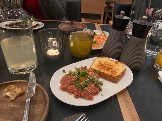 Das Beef Tatar wird mit Brioche-Toast serviert. | Foto: Schuster/RMW
