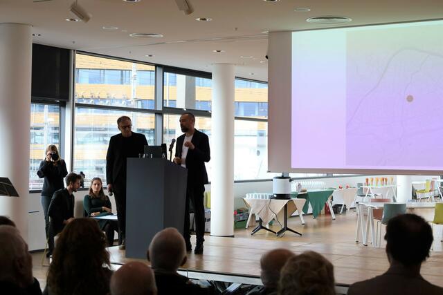 Niko Hofinger (Stadtarchiv/Stadtmuseum, l.) und Stefan Amann (Proxi Design) stellten das Projekt „Zeitpunkte“ gemeinsam vor.