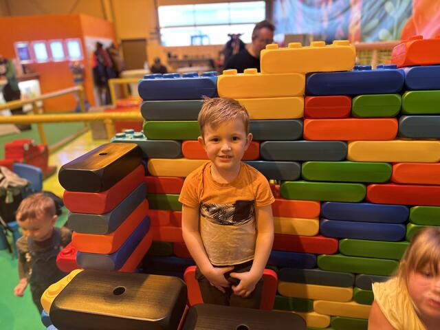 Auch für kleine Baumeister gibt es ein tolles Angebot! Maximilian versuchte sich an den großen Legosteinen! | Foto: Markus Kahrer