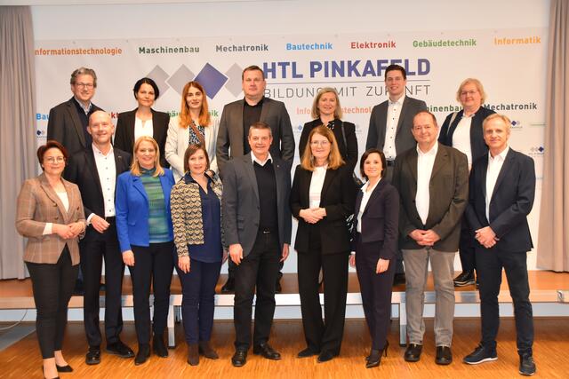 Dir. Wilfried Lercher und Dir. Karin Wagner konnten viele Ehrengäste bei der Nacht der Bildung in Pinkafeld begrüßen. | Foto: Michael Strini