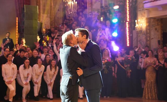 Bassbariton Gregor Eisenhut und Tenor Thilo Cubasch sorgten für tobenden Applaus nach ihrer Darbietung samt Kuss am Ende. | Foto: Barbara Schuster/RMW