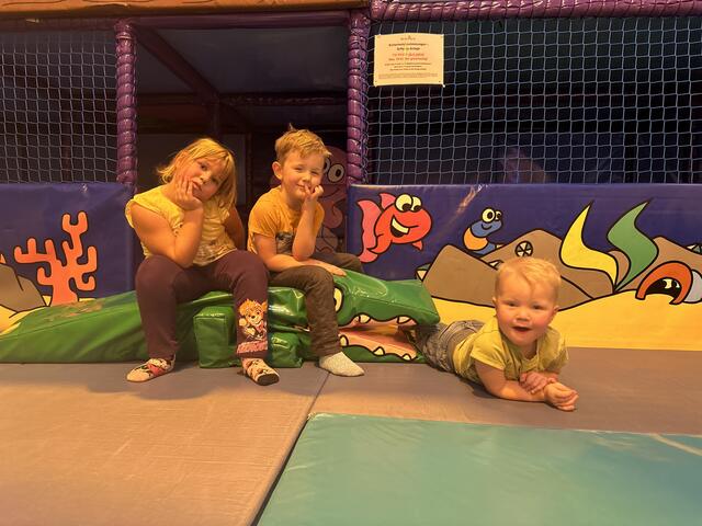 Auch wilde, kindergerechte Tiere wie ein Krokodil gibt es im Hubsi-Land von Alex Rausch!
Lucy und Maximilian konnten Matthias vor dem Krokodil retten! | Foto: Kahrer