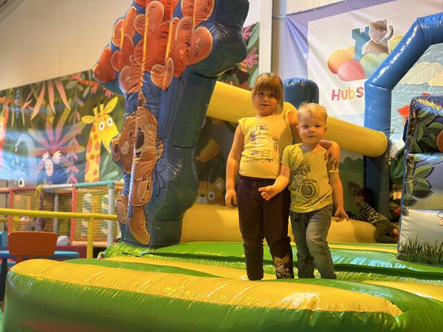 Die Hüpfburg mit Rutsche gefiel Lucy und Matthias sehr gut ! | Foto: Markus Kahrer