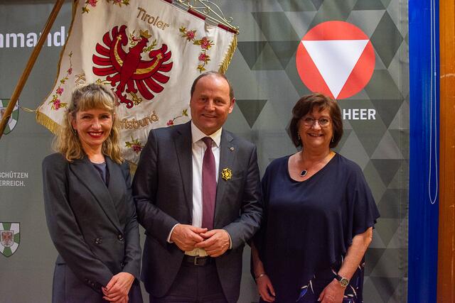 ÖSK Kuratorin Isabelle Brandauer mit LHStv. Josef Geisler und der TKB Finanzreferentin Maria-Luise Reichholf | Foto: TKB
