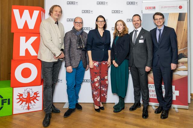v.l.n.r.: Spartenobmann Dietmar Hernegger, Gerhard Stockinger, Präsidentin der WKT Barbara Thaler, Mag. Kerstin Keltner, Gastgeber und Fachgruppenobmann Michael Schopper, Univ.-Prof. Dr. Stefan Perner | Foto: Markus Krapf