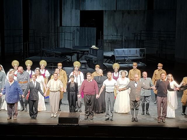 Die junge Frau in Schwarz ist Keren Kagarlitzky, sie hat dirigiert.