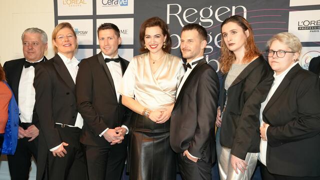 Ein Gruppenfoto mit Justizministerin Alma Zadić (Mitte) durfte natürlich nicht fehlen. | Foto: Barbara Schuster/RMW