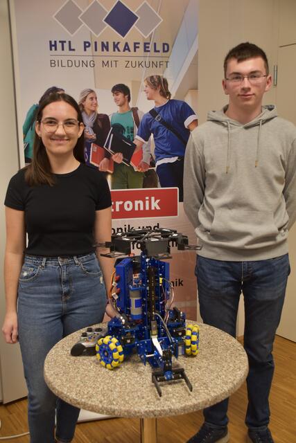 Emily Wachter und Lukas Thier (Vizestaatsmeister in "Mobile Robotics") stellten ihren Roboter vor. | Foto: Michael Strini