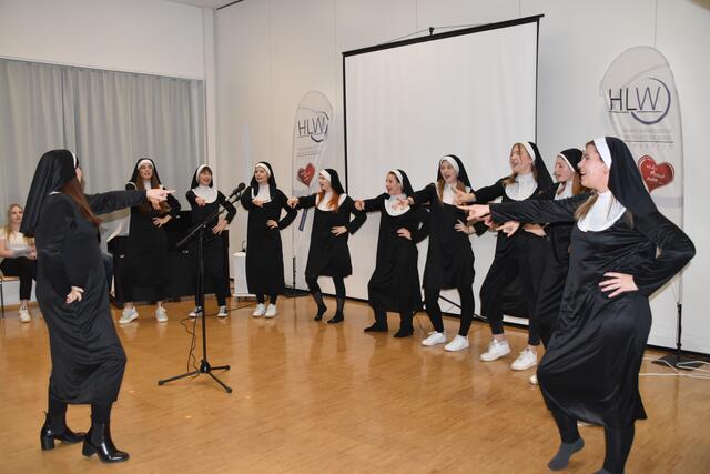Mit einer Darbietung aus "Sister Act" starteten die Schülerinnen der HLW Pinkafeld ihre Präsentationen. | Foto: Michael Strini