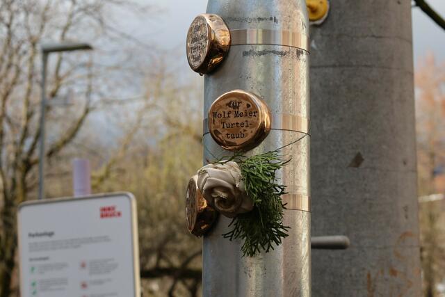  In unmittelbarer Nähe des letzten frei gewählten Wohnorts der Opfer der NS-Diktatur werden Bronzescheiben montiert. Auf jeweils einer der kreisrunden Plaketten – den Zeitpunkten – steht der Name des einzelnen Menschen.