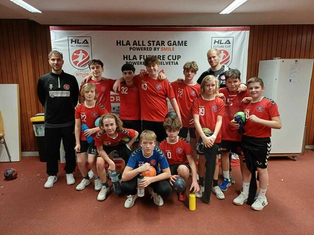 Der Teamgeist steht im Vordergrund: Fünfhauser U 13-Spieler mit Jugendleiter Patrick Depauly (rechts hinten) und Betreuer Elias Kropf (links) machten mit 16 weiteren Mannschaften aus Österreich beim Future Turnier des ÖHB mit.  | Foto: Foto: WAT Fünfhaus