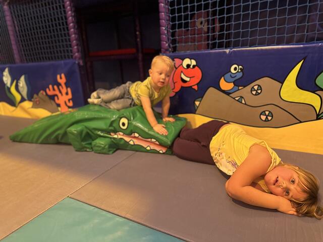 …Matthias und Lucy gefiel das wilde Tier im Kinderland sehr! | Foto: Kahrer