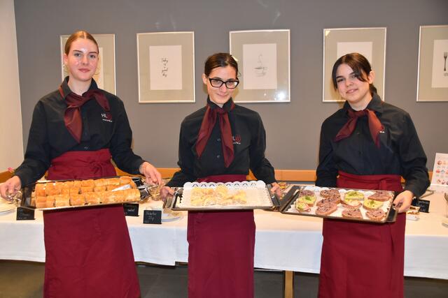 Die Schülerinnen der HLW Pinkafeld hatten zur Stärkung u.a. Strudl, Mehlspeisen und Brötchen kreiert. | Foto: Michael Strini