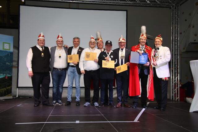 Präsident Gerhard Ummenberger (r.) zeichnete Bürgermeister Otto Kloiber, Matthias Nier, Sigi Stadlmann und Gerald Schrei aus. Die Präsidenten gratulierten.