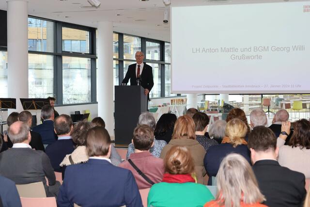  Landeshauptmann Anton Mattle bei der Projektvorstellung in der Innsbrucker Stadtbibliothek. 