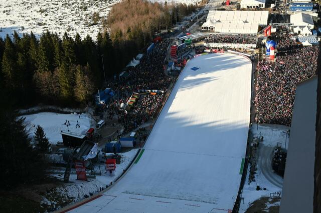 Blick von der Flugschanze ins bestens gefüllte Zuschauerstadion. | Foto: LPD Stmk/Gru