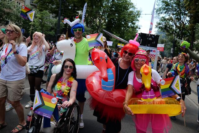 Die 28. Regenbogenparade findet am 8. Juni 2024 statt. Hunderttausende Menschen ziehen dabei entgegen der Fahrtrichtung über die Ringstraße in WIen. | Foto: Maximilian Spitzauer/RMW