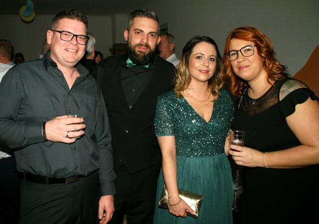 Gut gelaunte Ballgäste beim Feuerwehrball in Grieselstein. | Foto: Anna Kaufmann