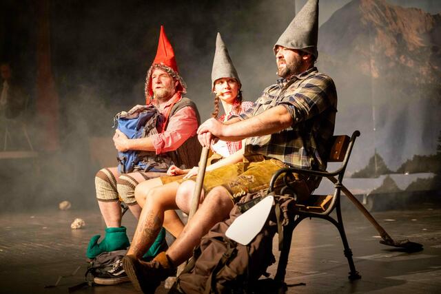 Andy Spivey, Franziska Pircher und Kai Buchacher suchen in ihrem Sketch einen Weg nach Italien | Foto: Andreas Lutche