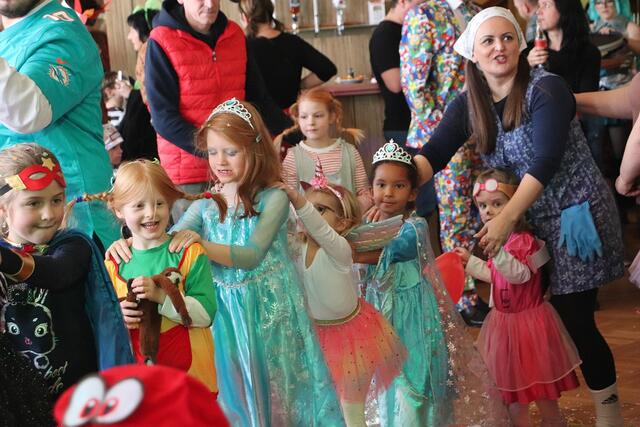 Piraten, Prinzessinnen und Pippi Langstrumpf tanzten Reigen im voll besetzten Pendlsaal  | Foto: Edith Ertl