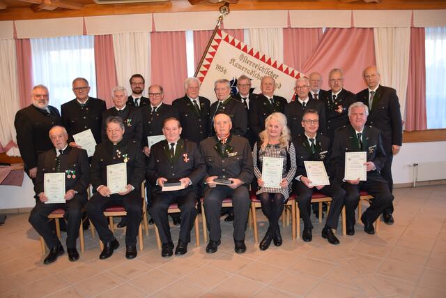 Die geehrten und Ausgezeichneten mit den Ehrengästen bei der ÖKB Mitgliederversammlung 