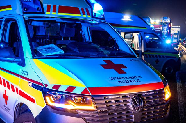 Die Pkw-Insassen wurden leicht verletzt und nach der Erstversorgung ins Salzkammergut Klinikum Vöcklabruck gebracht.  | Foto:  TEAM FOTOKERSCHI.AT / BRANDSTÄTTER