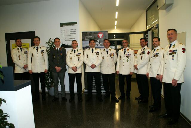 Christian Luipersbeck(1. von rechts), Kommandant des Jägerbataillons 19, mit seinen Offizieren. | Foto: Anna Kaufmann