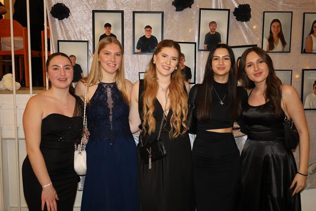 Eine bezaubernde Ballnacht für: Karla, Lisa, Hana, Ajla und Lena 