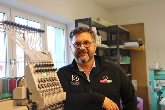 Harald Kolar: "Wir sind flexibel  und können rasch liefern". Wenn es ganz eilig ist, legt der Firmenchef auch eine Nachtschicht ein.  | Foto: Edith Ertl