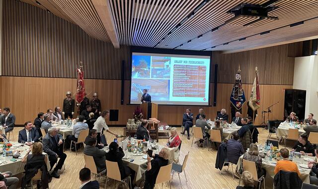 Georg Dornauer gratulierte den Gemeindevertretern zum sanierten Gebäude.  | Foto: Barbara Fluckinger