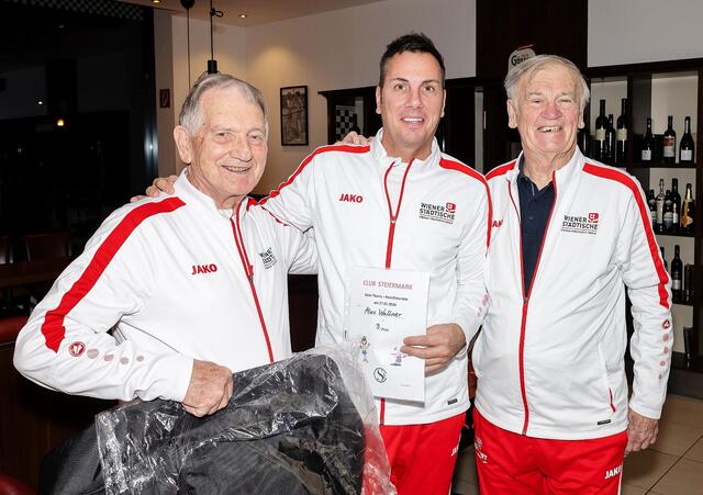 Walter Hiesel (re) und Günter Fiedler gratulieren Alex Wallner, der hinter Hannes Dolzer und Michael Stenitzer den dritten Platz erzielte. | Foto: Prix