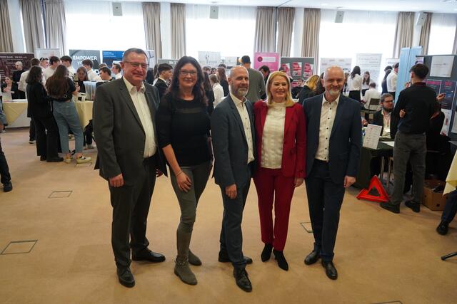 Harald Pokorny (Regionalstellenleiter Wirtschaftskammer Bgld.), Bianca Waba-Hartmann (Bez. Vorsitzende Frauen der Wirtschaft), Hannes Schmid (Direktor BHAK/BHAS Frauenkirchen) Bildungslandesrätin Daniela Winkler, Bildungsdirektor Heinz Josef Zitz  | Foto: Andrea Glatzer
