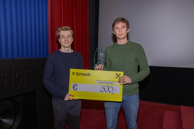 Die Gewinner der Kategorie Bester Film erhielten als Preis 500€ und eine Glastrophäe.  | Foto: Nina Pohler