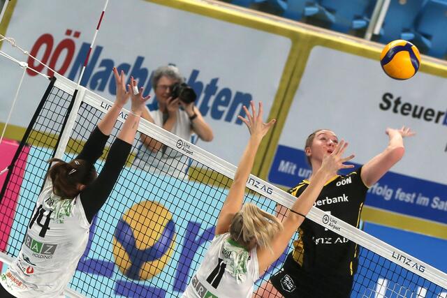 Emily Zinger (re.) überwand den Grazer Block mehrmals und scorte 24 Punkte.  | Foto: Oberbank Steelvolleys
