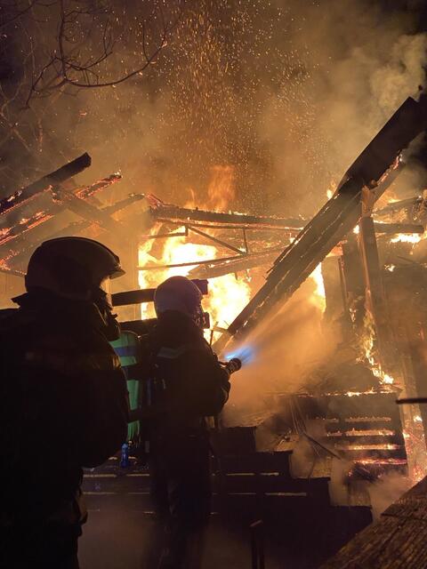 Schwierige Brandbekämpfung für die Berufsfeuerwehr Wien am Sonntagabend. Ein Kleingartenhaus stand in Flammen. | Foto: Berufsfeuerwehr Wien