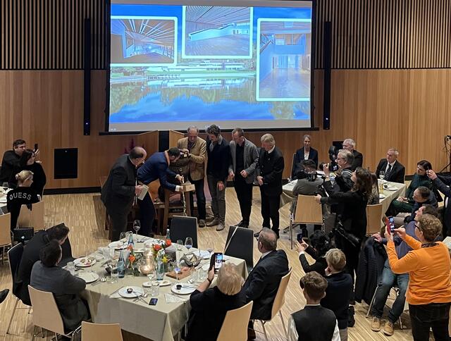 Nach der offiziellen Eröffnung und Segnung des neuen Strandbad-Gebäudes in Kirchbichl nahm LH-Stv. Georg Dornauer den Bieranstich vor.  | Foto: Barbara Fluckinger