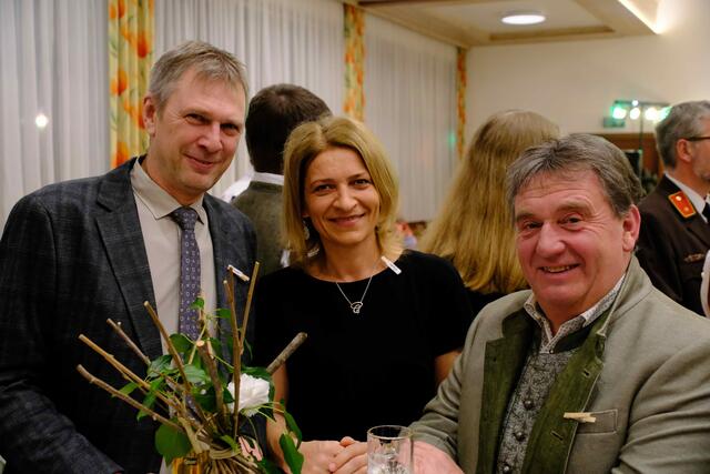 Bgm. Andreas Kaltenbrunner, Hemma Kaltenbrunner und Vizebgm. Josef Hirtenlehner (v. li.). | Foto: FF Gaflenz