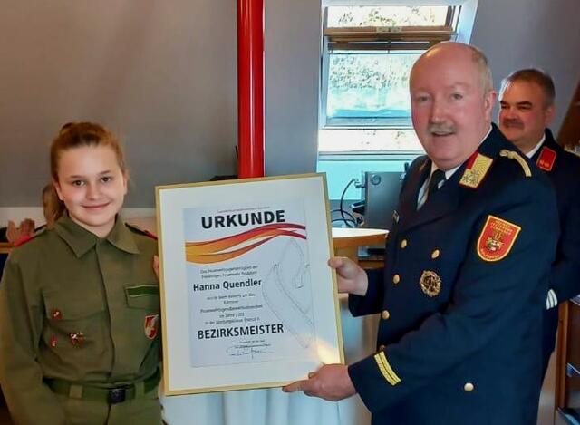 Hanna Quendler nahm für ihren Sieg bei den Bezirksbewerben der Feuerwehrjugend eine Urkunde von Bezirksfeuerwehrkommandant Wolfgang Weißhaupt entgegen.  | Foto: Privat