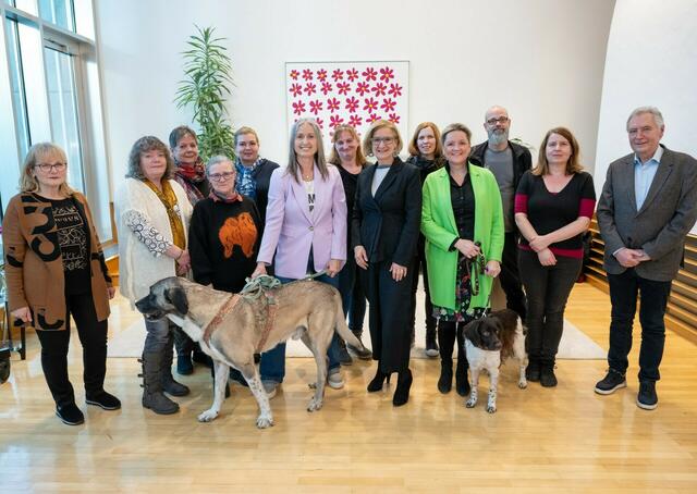 Landeshauptfrau Johanna Mikl-Leitner und Landesrätin Susanne Rosenkranz (rechts daneben) mit Tierschutzverband NÖ Präsidentin Andrea Specht (6.v.l.) und Vertreterinnen und Vertreter der Tierheime Niederösterreichs | Foto: NLK Burchhart