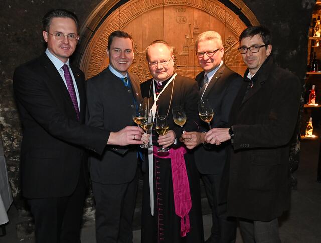 Stefan Schmuckenschlager, Vienna Insurance Group; Christoph Kaufmann, Bürgermeister Klosterneuburg; Prälat Anton Höslinger, Propst Stift Klosterneuburg; Hermann Dikowitsch, Leitung Kunst u. Kultur Land NÖ; Andreas Gahleitner, Wirtschaftsdirektor des Stiftes | Foto: Stift Klosterneuburg/W. Hanzmann