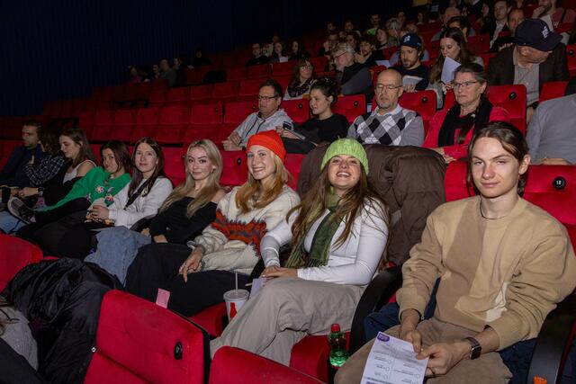 Das besondere am TakeOne Filmfestival ist auch das Vernetzen von Alumni und aktiven Studierenden des Medienkollegs.  | Foto: Nina Pohler