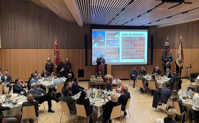 Bürgermeister Herbert Rieder wagte einen Blick in die Vergangenheit des Strandbads.  | Foto: Barbara Fluckinger