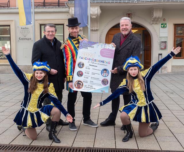 Monja, Stadtrat Franz Piribauer, Eulen-Präsident Christian Guttmann, Bürgermeister Klaus Schneeberger und Amy. | Foto: Stadt Wiener Neustadt/Maurer