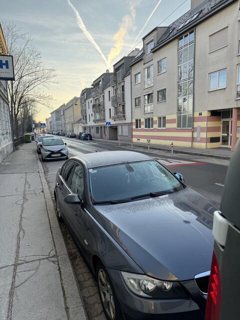 Viele Leserinnen und Leser haben uns ihre Wünsche für den Bezirk geschickt. Dabei geht es auch um diese Querung der Endresstraße. Mario K. meint, Busfahrer der Linie 66A würden hier nicht langsam und achtsam genug fahren.  | Foto: privat