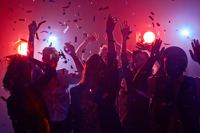 Partytiger können am 14. Februar alleine oder mit Freuden im Loft feiern gehen.  | Foto: PantherMedia/pressmaster