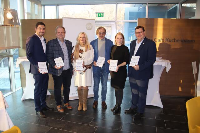 Daniel Freismuth, Michael Karl, Dagmar und Peter Grieshofer, Julia Majcen, Jörg Siegel (v.l.). | Foto: RegionalMedien